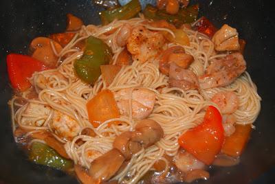 Fideos chinos con pollo y gambas