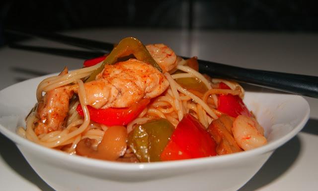 Fideos chinos con pollo y gambas