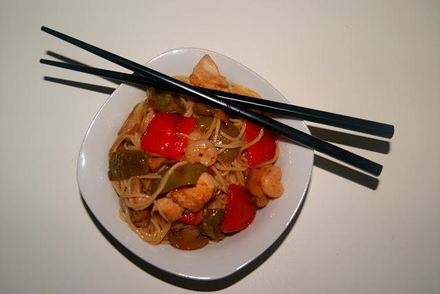 Fideos chinos con pollo y gambas