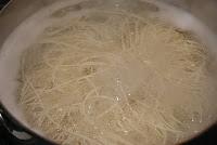 Fideos chinos con pollo y gambas