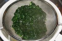 Espinacas con bechamel, queso y huevo escalfado