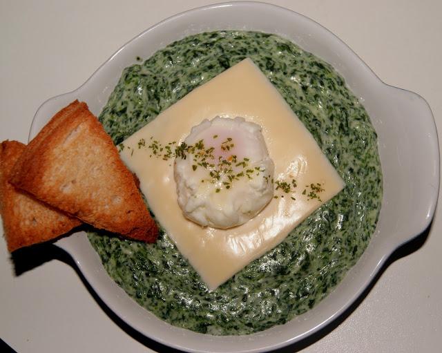 Espinacas con bechamel, queso y huevo escalfado