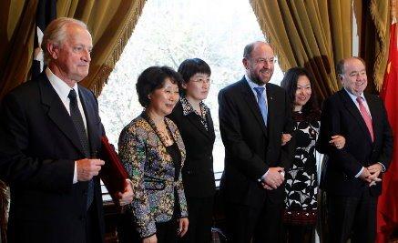 Comitiva Presidencial Chilena junto a Zhang Yi Presidente Ejecutiva Sky Solar y demás representantes de China