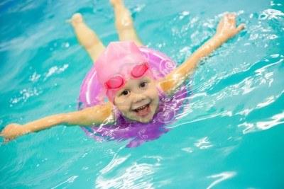 15871550-divertidos-nada-nina-en-una-piscina-en-un-salvavidas-de-color-rosa