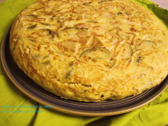 Tortilla de patatas, calabacín, cebollas y judías blancas