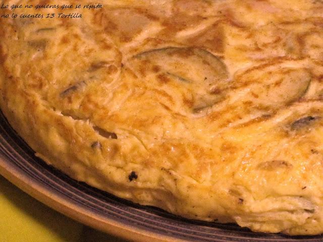 Tortilla de patatas, calabacín, cebollas y judías blancas