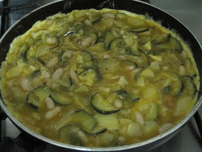 Tortilla de patatas, calabacín, cebollas y judías blancas