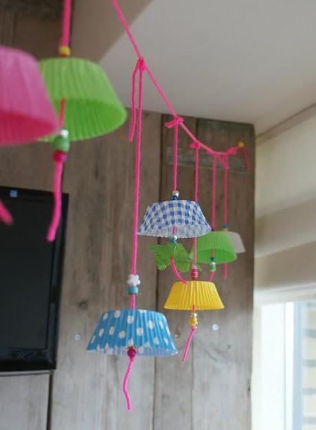 hacer una guirnalda con moldes de papel