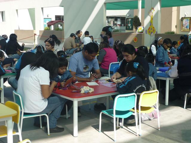 la familia unida haciendo sus propios amigalitos