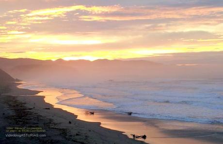 Video atardecer con marejada en playon Bayas Castrillon Video atardecer con marejada en playon Bayas Castrillon