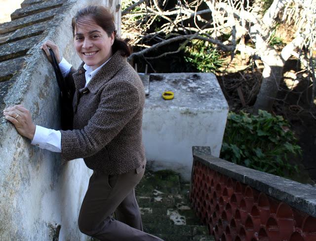 Look de oficina, blanco combinados con beige y marrón.