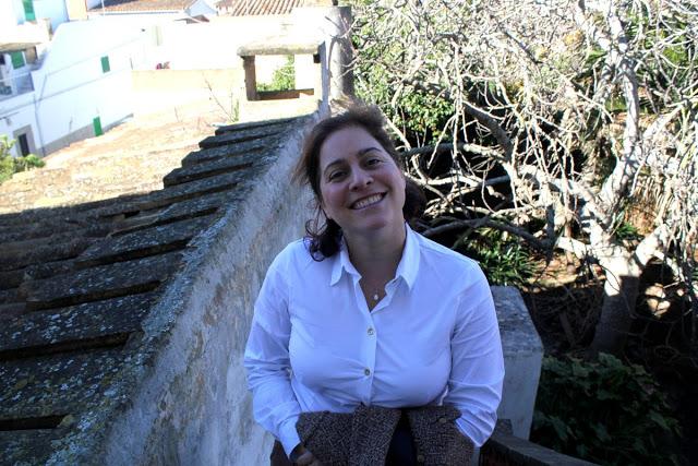 Look de oficina, blanco combinados con beige y marrón.