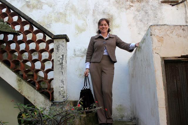Look de oficina, blanco combinados con beige y marrón.