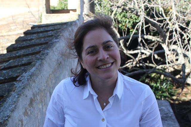 Look de oficina, blanco combinados con beige y marrón.