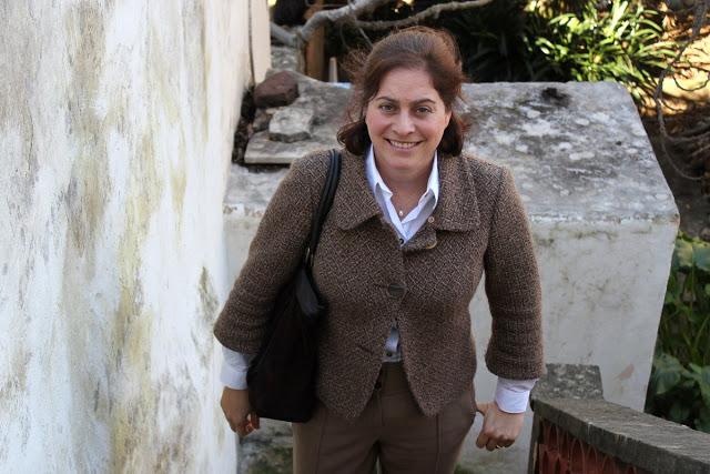 Look de oficina, blanco combinados con beige y marrón.