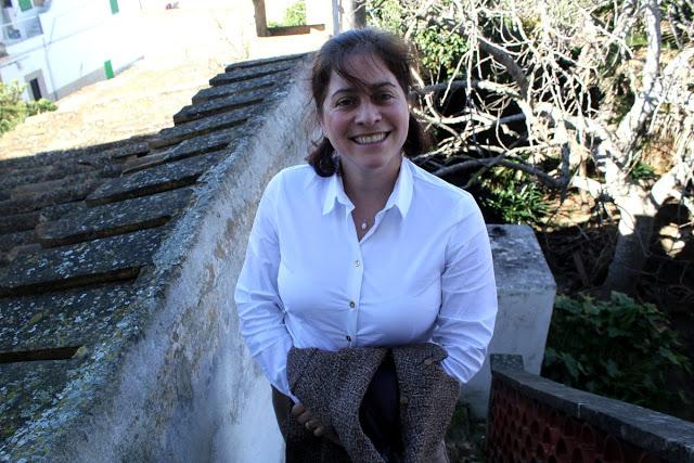 Look de oficina, blanco combinados con beige y marrón.