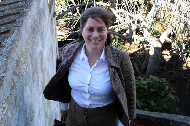 Look de oficina, blanco combinados con beige y marrón.