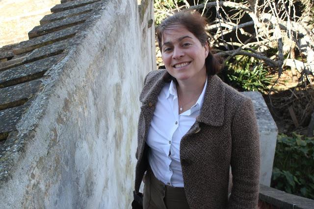 Look de oficina, blanco combinados con beige y marrón.