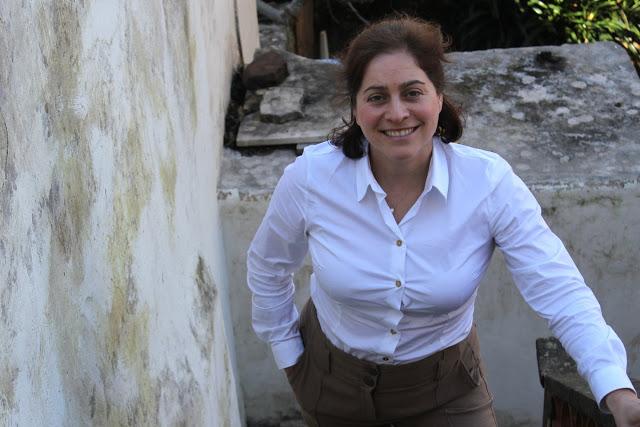 Look de oficina, blanco combinados con beige y marrón.