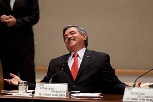 IFE se venga de AMLO y lo multa por rebasar topes de campaña 