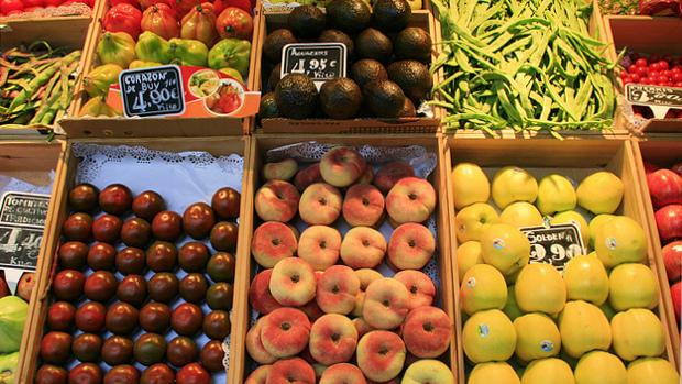 Frutas en un mercado - foto por Miguel (respenda) en Flickr - clic para ver original