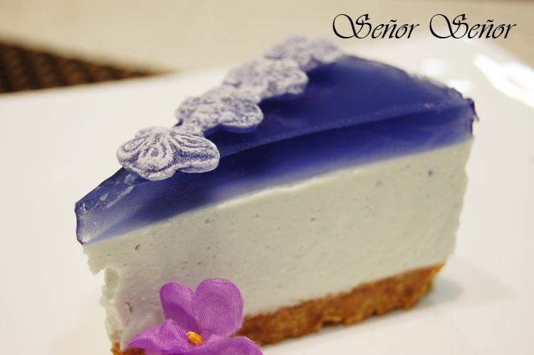 Tarta de queso y violetas. Una receta con caramelos de violeta