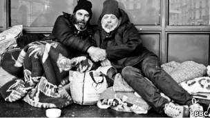 (585) EL MUNDO VISTO POR LOS INDIGENTES DE LAS ACERAS DE PARÍS