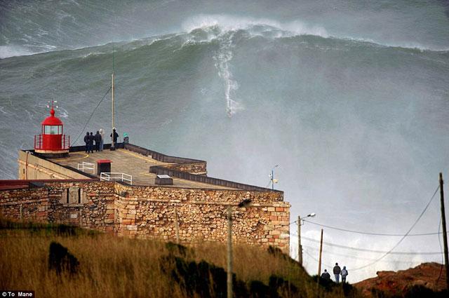 Garrett McNamara surf ola gigante en Nazaret - Portugal