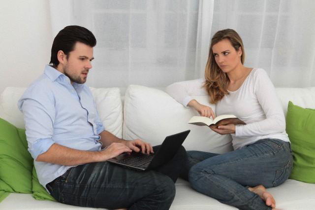 Reúne, separa, enloquece de celos, favorece a la trampa y cuantas cosas más, las redes sociales -en general- parecen separar más que acercar o unir