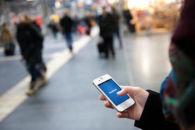 Reúne, separa, enloquece de celos, favorece a la trampa y cuantas cosas más, las redes sociales -en general- parecen separar más que acercar o unir