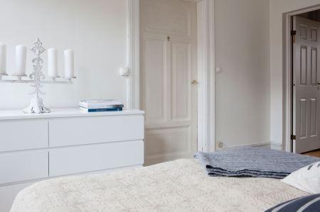 techos altos suelos de madera espigada muebles de diseño molduras de escayola mezcla estilos decoración mezcla de estilos de mobiliario ladrillo visto en la cocina interiorismo nórdico interiores nórdicos interiores escandinavos grandes ventanales estilo nórdico y escandinavo muebles y accesorios estilo nórdico diseño de interiores detalles arquitectónicos y de obra decoración interiores decoración ecléctica cojines bonitos decoración blog interiorismo blog interiores blog decoracoración blog decoración nórdica altas puertas de doble hoja en madera blanca 