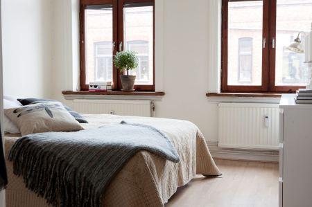 techos altos suelos de madera espigada muebles de diseño molduras de escayola mezcla estilos decoración mezcla de estilos de mobiliario ladrillo visto en la cocina interiorismo nórdico interiores nórdicos interiores escandinavos grandes ventanales estilo nórdico y escandinavo muebles y accesorios estilo nórdico diseño de interiores detalles arquitectónicos y de obra decoración interiores decoración ecléctica cojines bonitos decoración blog interiorismo blog interiores blog decoracoración blog decoración nórdica altas puertas de doble hoja en madera blanca 