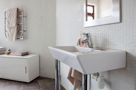 techos altos suelos de madera espigada muebles de diseño molduras de escayola mezcla estilos decoración mezcla de estilos de mobiliario ladrillo visto en la cocina interiorismo nórdico interiores nórdicos interiores escandinavos grandes ventanales estilo nórdico y escandinavo muebles y accesorios estilo nórdico diseño de interiores detalles arquitectónicos y de obra decoración interiores decoración ecléctica cojines bonitos decoración blog interiorismo blog interiores blog decoracoración blog decoración nórdica altas puertas de doble hoja en madera blanca 