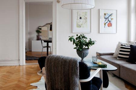 techos altos suelos de madera espigada muebles de diseño molduras de escayola mezcla estilos decoración mezcla de estilos de mobiliario ladrillo visto en la cocina interiorismo nórdico interiores nórdicos interiores escandinavos grandes ventanales estilo nórdico y escandinavo muebles y accesorios estilo nórdico diseño de interiores detalles arquitectónicos y de obra decoración interiores decoración ecléctica cojines bonitos decoración blog interiorismo blog interiores blog decoracoración blog decoración nórdica altas puertas de doble hoja en madera blanca 