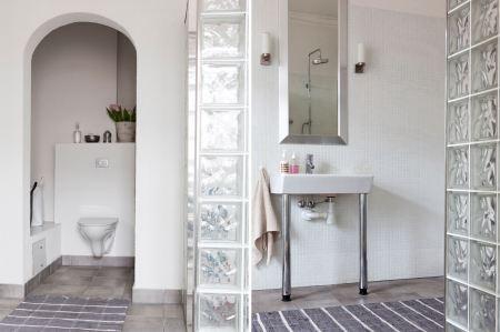 techos altos suelos de madera espigada muebles de diseño molduras de escayola mezcla estilos decoración mezcla de estilos de mobiliario ladrillo visto en la cocina interiorismo nórdico interiores nórdicos interiores escandinavos grandes ventanales estilo nórdico y escandinavo muebles y accesorios estilo nórdico diseño de interiores detalles arquitectónicos y de obra decoración interiores decoración ecléctica cojines bonitos decoración blog interiorismo blog interiores blog decoracoración blog decoración nórdica altas puertas de doble hoja en madera blanca 