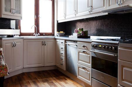 techos altos suelos de madera espigada muebles de diseño molduras de escayola mezcla estilos decoración mezcla de estilos de mobiliario ladrillo visto en la cocina interiorismo nórdico interiores nórdicos interiores escandinavos grandes ventanales estilo nórdico y escandinavo muebles y accesorios estilo nórdico diseño de interiores detalles arquitectónicos y de obra decoración interiores decoración ecléctica cojines bonitos decoración blog interiorismo blog interiores blog decoracoración blog decoración nórdica altas puertas de doble hoja en madera blanca 