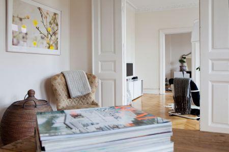 techos altos suelos de madera espigada muebles de diseño molduras de escayola mezcla estilos decoración mezcla de estilos de mobiliario ladrillo visto en la cocina interiorismo nórdico interiores nórdicos interiores escandinavos grandes ventanales estilo nórdico y escandinavo muebles y accesorios estilo nórdico diseño de interiores detalles arquitectónicos y de obra decoración interiores decoración ecléctica cojines bonitos decoración blog interiorismo blog interiores blog decoracoración blog decoración nórdica altas puertas de doble hoja en madera blanca 