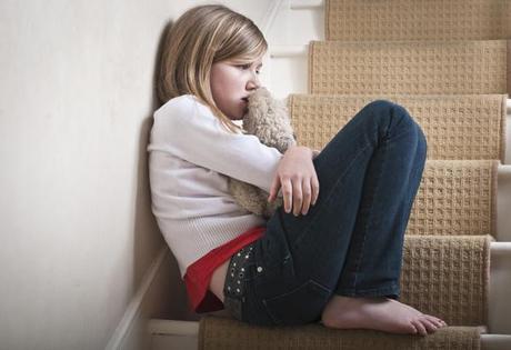 niña marginada Enseñar a los niños a afrontar los fracasos y la frustración