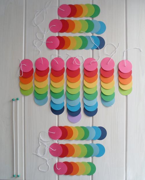 DIY: MÓVIL ARCOIRIS CON CÍRCULOS DE CARTULINA