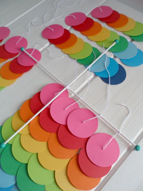 DIY: MÓVIL ARCOIRIS CON CÍRCULOS DE CARTULINA