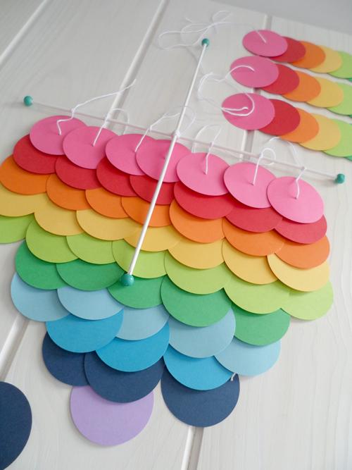 DIY: MÓVIL ARCOIRIS CON CÍRCULOS DE CARTULINA