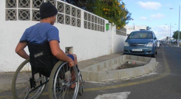 Una vecina denuncia que las jardineras que están colocando en Playa Honda “obstaculizan el acceso a las personas con movilidad reducida” - San Bartolomé (Lanzarote)