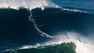 Garrett McNamara surfista sobre ola de treinta metros