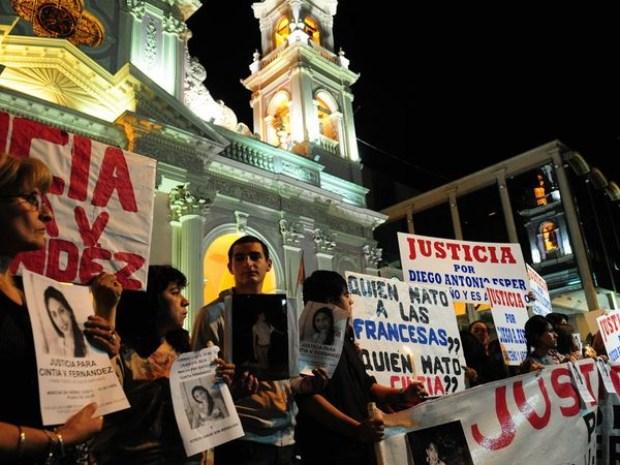 Más de cien jóvenes brasileños están aún hospitalizados, 70 de ellos en grave riesgo luego de la tragedia que tuvo lugar en una discoteca de la ciudad de Santa María, donde 231 personas murieron a raíz de un incendio. La policía investiga las causas de lo sucedido y cuatro personas permanecen bajo prisión preventiva por su posible responsabilidad en estos hechos. Mientras tanto, se realizan marchas de luto y protesta exigiendo justicia, convocadas por estudiantes y vecinos.