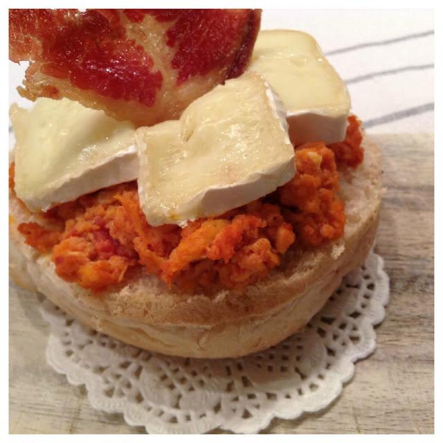 montaditos de huevos revueltos con tomate, brie y crujiente de jamón