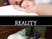 hijo juega kickboxing mientras duerme