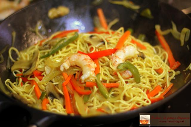 Noodles de verduras y gambas. Receta para el wok