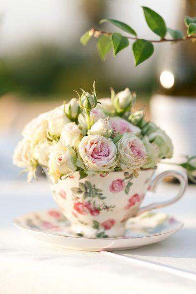 Flores en una taza decoración de una boda