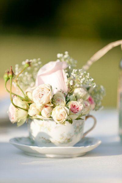 Flores en una taza decoración de una boda