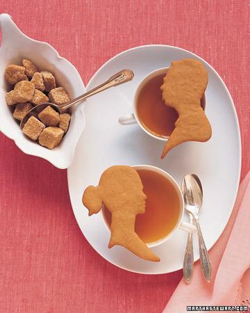 Presentación del té con cookies con formas de novios